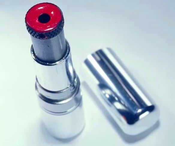 Mais que um retoque na maquiagem: Esse batom, criado pela KGB durante a Guerra Fria, na verdade podia atirar. 