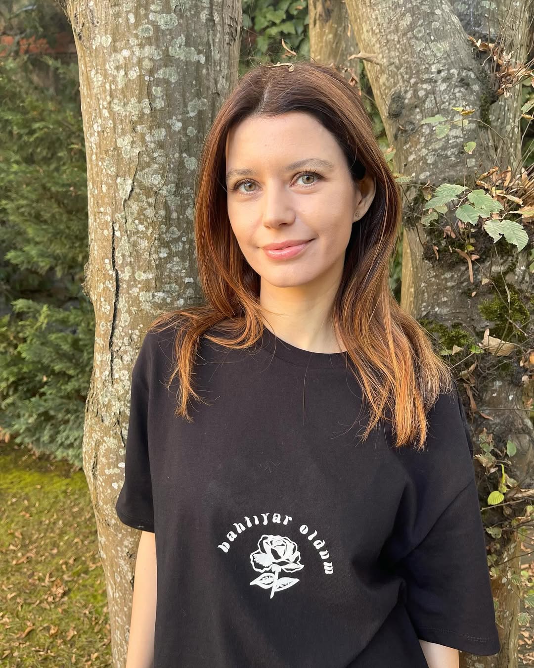 Beren Saat – Nascida em 26 de fevereiro de 1984, é lembrada por interpretar Bihter na famosa novela “Amor Proibido”. Também protagonizou “Fatmagül – A Força do Amor” e “O Segredo do Templo” (Netflix).
