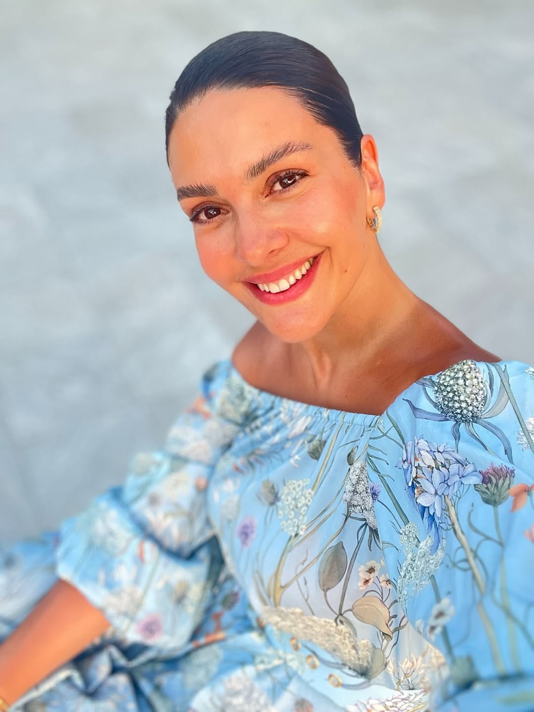 Bergüzar Korel – Nascida em 27 de agosto de 1982, é uma das atrizes mais respeitadas da Turquia. Ficou famosa por seu papel em “Mil e Uma Noites”, novela em que contracenou com Halit Ergenç, seu marido na vida real. Também estrelou produções de sucesso como “Karaday?” e “Wounded Love”.
