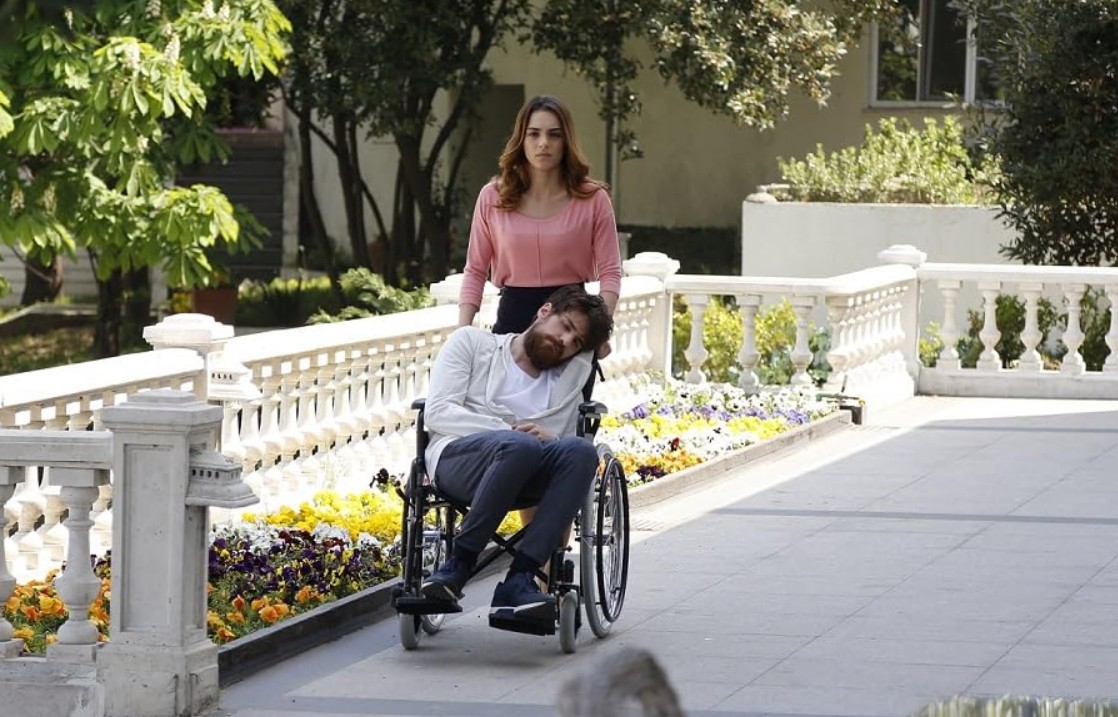 Originalmente exibida entre 2019 e 2020, a trama conta com 39 episódios e foi transmitida pelo canal Kanal D, na Turquia.
