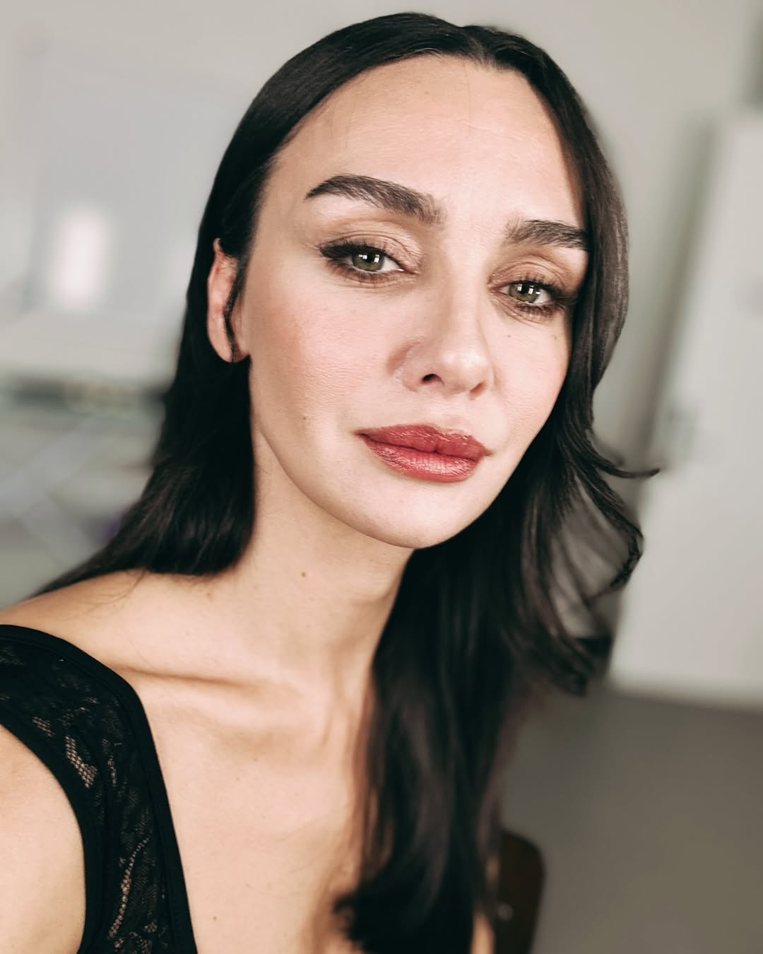 Birce Akalay – Nascida em 19 de junho de 1984, protagonizou novelas e séries de sucesso como “O Preço da Paixão”, “Asas da Ambição” e “A Escolha”.
