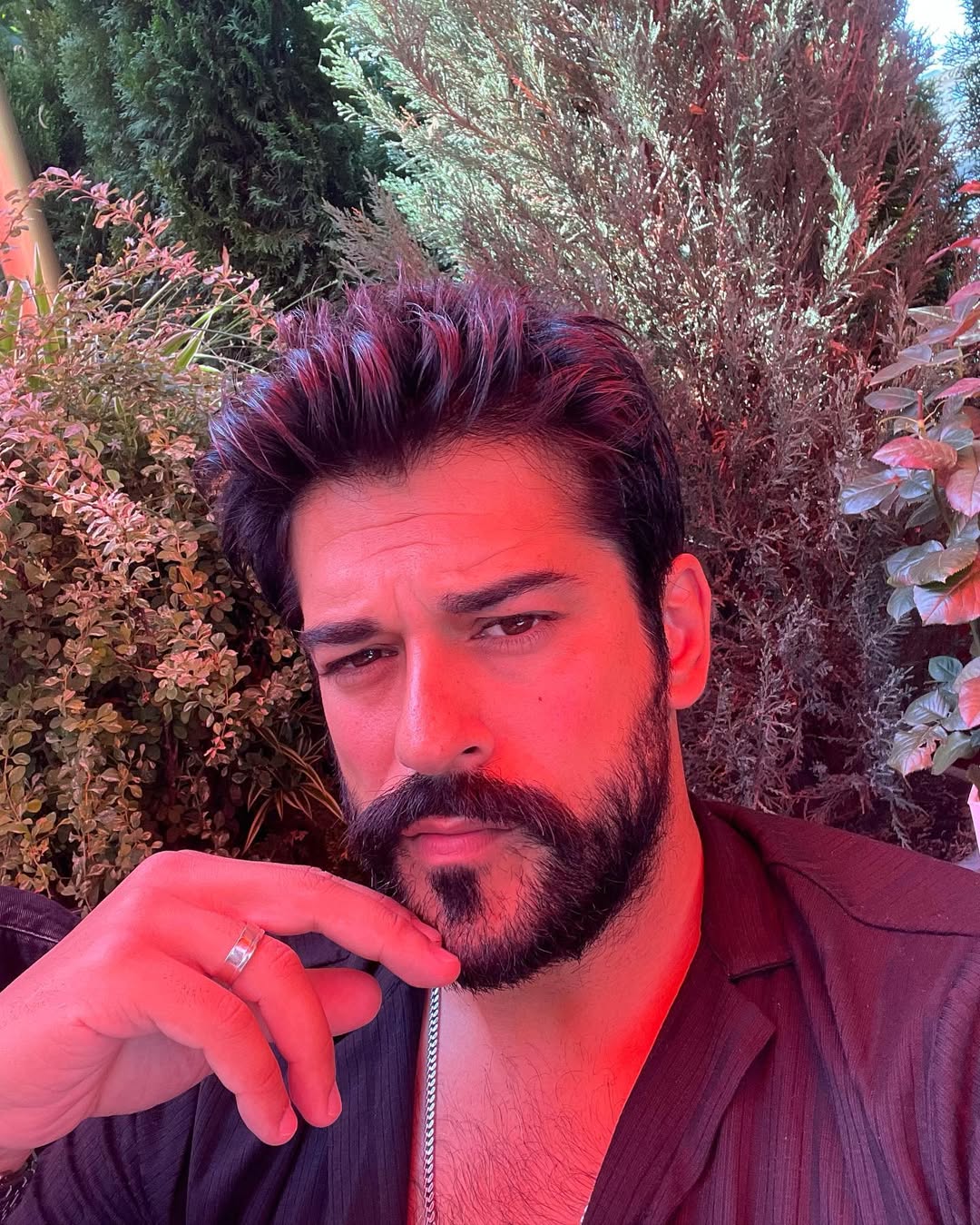 Burak Özçivit – Nascido em 24 de dezembro de 1984, é o galã de “Amor Sem Fim”, novela vencedora do Emmy Internacional.
