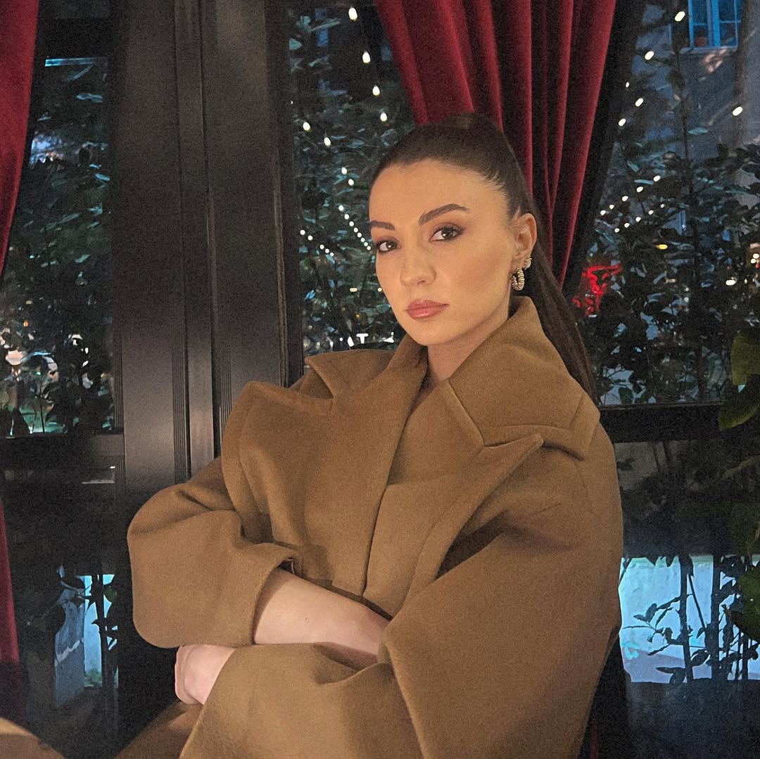 Burcu Özberk – Nascida em 11 de dezembro de 1989, é conhecida por suas atuações em “Armadilha do Amor”, “Filhas do Sol” e “Esqueça-me Se Puder”.
