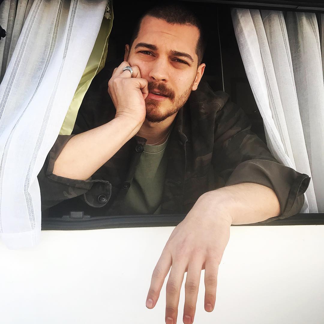 Ã?a?atay Ulusoy â?? Nascido em 23 de setembro de 1990, Ã© conhecido por seus trabalhos em â??O Segredo de Ferihaâ?, â??Medcezirâ? (remake da sÃ©rie americana The O.C.), â??O Ã?ltimo GuardiÃ£oâ?, â??IÃ§erdeâ? e â??Esref RÃŒyaâ?.
