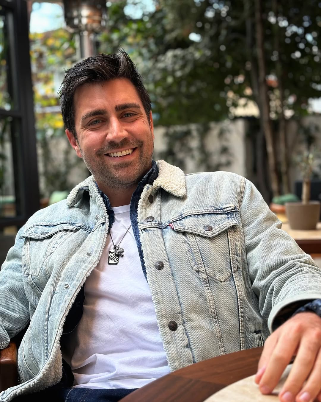 Ça?lar Ertu?rul – Nascido em 5 de novembro de 1987, é conhecido por seus papéis em “Armadilha do Amor”, “Sra. Fazilet e Suas Filhas” e “Te?kilat”.
