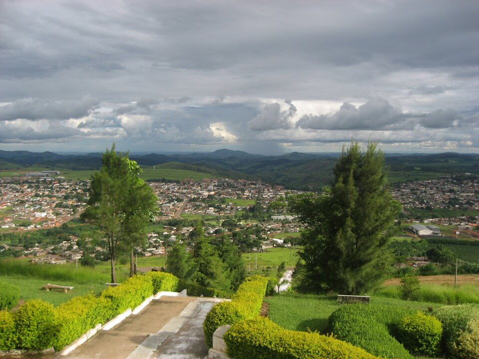 Em agosto de 2025, um menino sofreu ferimentos graves no rosto apÃ³s ser atacado por um  pitbull na varanda de casa, em Campos Altos,  Minas Gerais. O animal feroz pertence ao vizinho, invadiu a casa ao lado e dilacerou a bochecha da crianÃ§a, atingindo tambÃ©m um dos olhos e a boca.