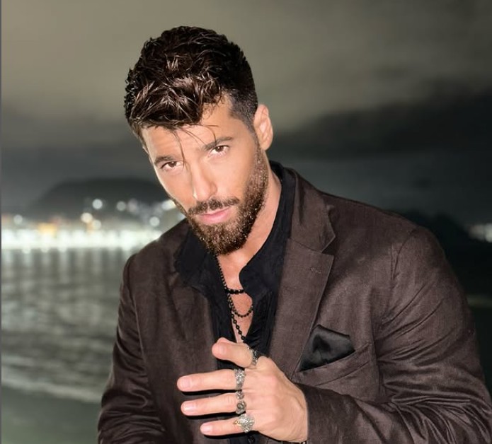 Can Yaman – Nascido em 8 de novembro de 1989, o ator é conhecido pelas novelas “A Sonhadora”, “Dolunay” e “Sr. Errado”. O galã tem investido em produções internacionais, estrelando séries na Espanha e na Itália, por exemplo.
