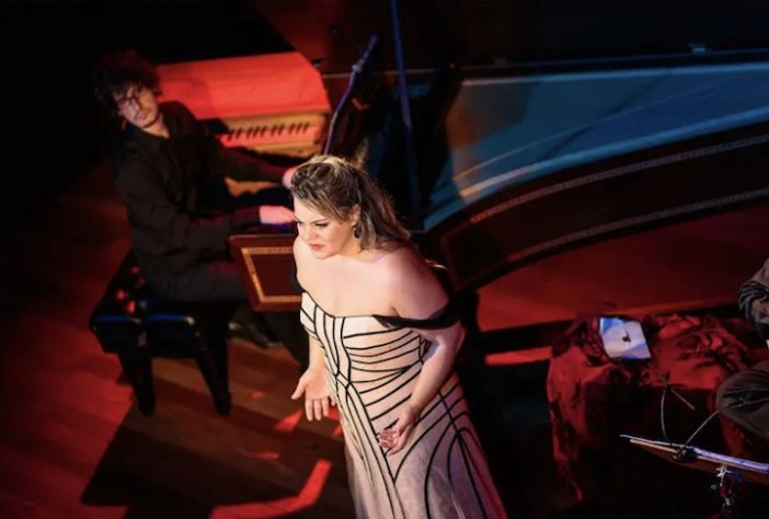 Cantora brasileira Gabriella Di Laccio recebe honraria do rei Charles III, na Inglaterra – Reprodução/Markus Nass  