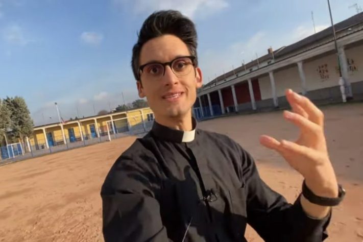 Padre bonitão que exibe músculos nas redes sociais é advertido por superiores da Igreja – Reprodução 