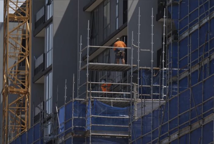 Canteiro de obras, pedreiros – Reprodução 
