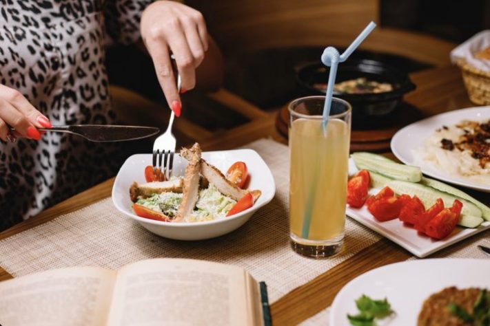 Comida, refeição, etiqueta - stockking/Freepik