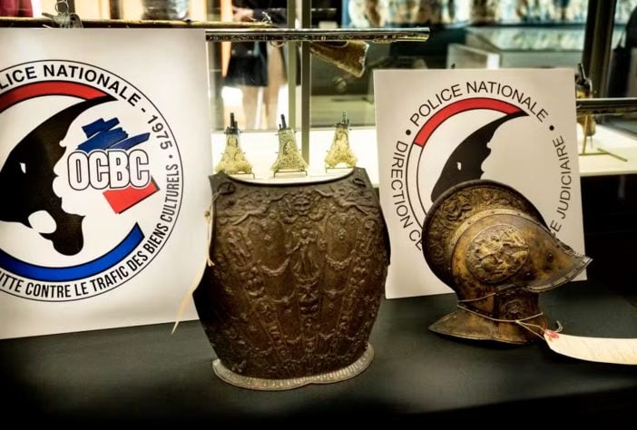 Capacete e armadura da era renascentista foram roubados do Museu do Louvre em 1983 - Reprodução Twitter/@MuseeLouvre
