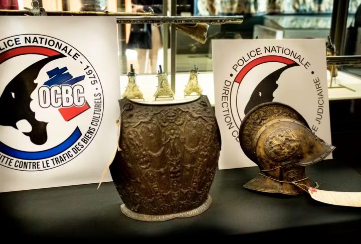 Armaduras renascentistas: Na noite de 31 de maio 1983, um capacete e uma armadura corporal produzidos em Milão e adornados com ouro e prata foram roubadas do Louvre.