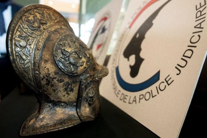 Capacete e armadura da era renascentista foram roubados do Museu do Louvre em 1983 - Reprodução Twitter/@PoliceNationale