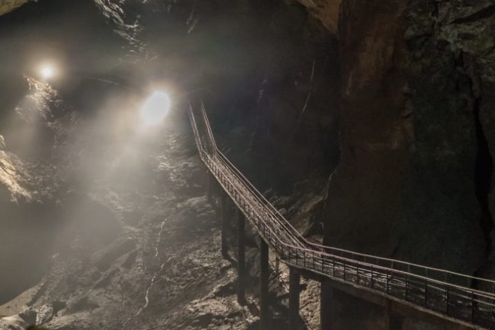 Mina de ouro, caverna - Freepik/GarryKillian