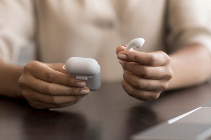 Mulher fone Apple - Freepik