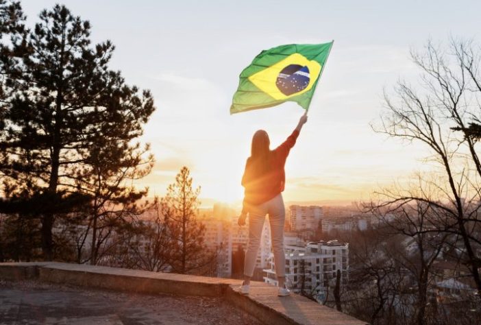 Mulher segurando a bandeira do brasil - Freepik