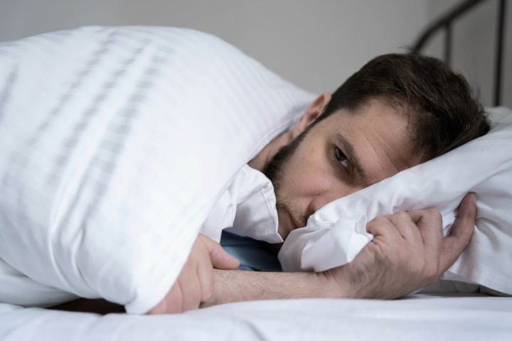 Ao tentar parar, a ansiedade e a insônia podem retornar de forma mais intensa (o chamado 