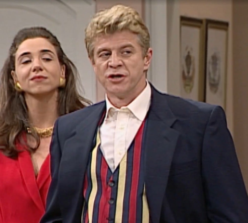 Exibido de 1996 a dezembro de 2001, “Sai de Baixo” se tornou um clássico da comédia televisiva brasileira. Mais de uma década depois, em 2013, o programa retornou em uma temporada especial produzida pelo canal Viva em parceria com a Globo.
