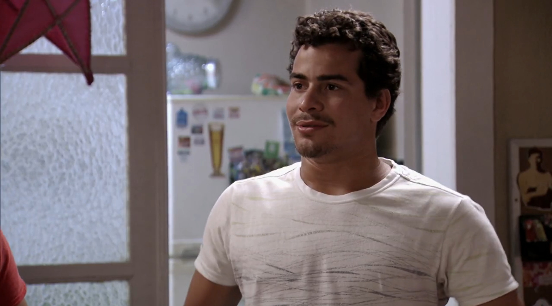 Em 2012, em “Avenida Brasil”, Thiago Martins interpretou Leandro, um talentoso jogador do Divino Futebol Clube. O personagem se envolveu em um triângulo amoroso com Suelen, vivida por Ísis Valverde, e com o amigo Roni, interpretado por Daniel Rocha, que nutria sentimentos por ele.
