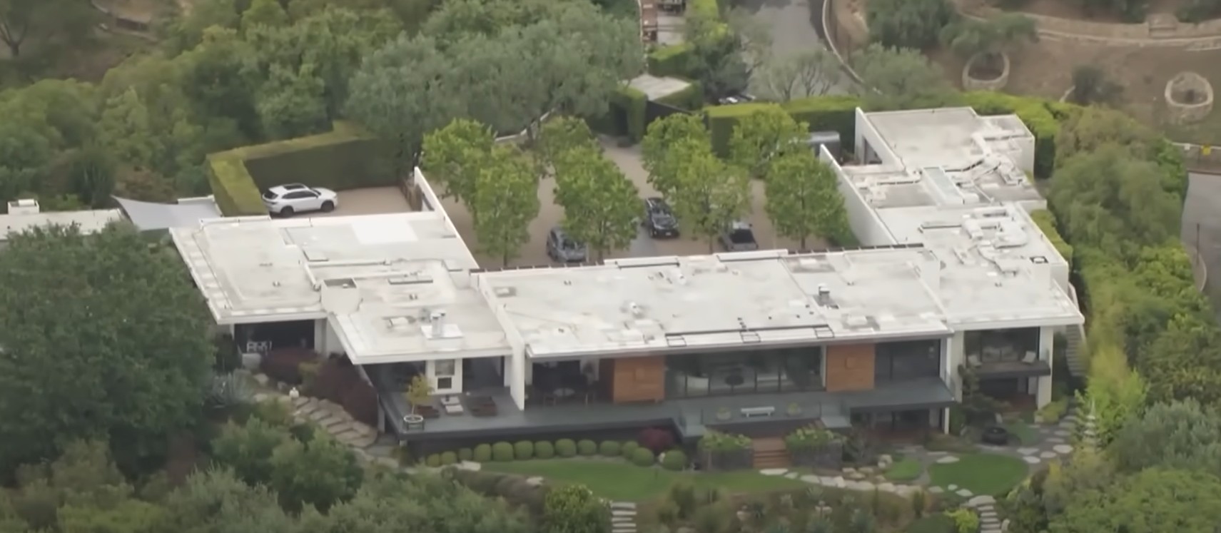 Vale lembrar, também, que, em maio de 2025, Jennifer enfrentou uma situação delicada: um homem chamado Jimmy Wayne Carwyle colidiu com o portão de sua casa, segundo a NBC News. A atriz estava em casa no momento. Então, foi acusado pela promotoria do Condado de Los Angeles, na Califórnia, de vandalismo e perseguição.