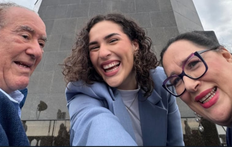 Ao lado da esposa Lílian Taranto e da filha Livian Aragão, Renato emocionou-se com a homenagem, e Livian disse: “É uma honra estar ao lado do meu pai hoje”.