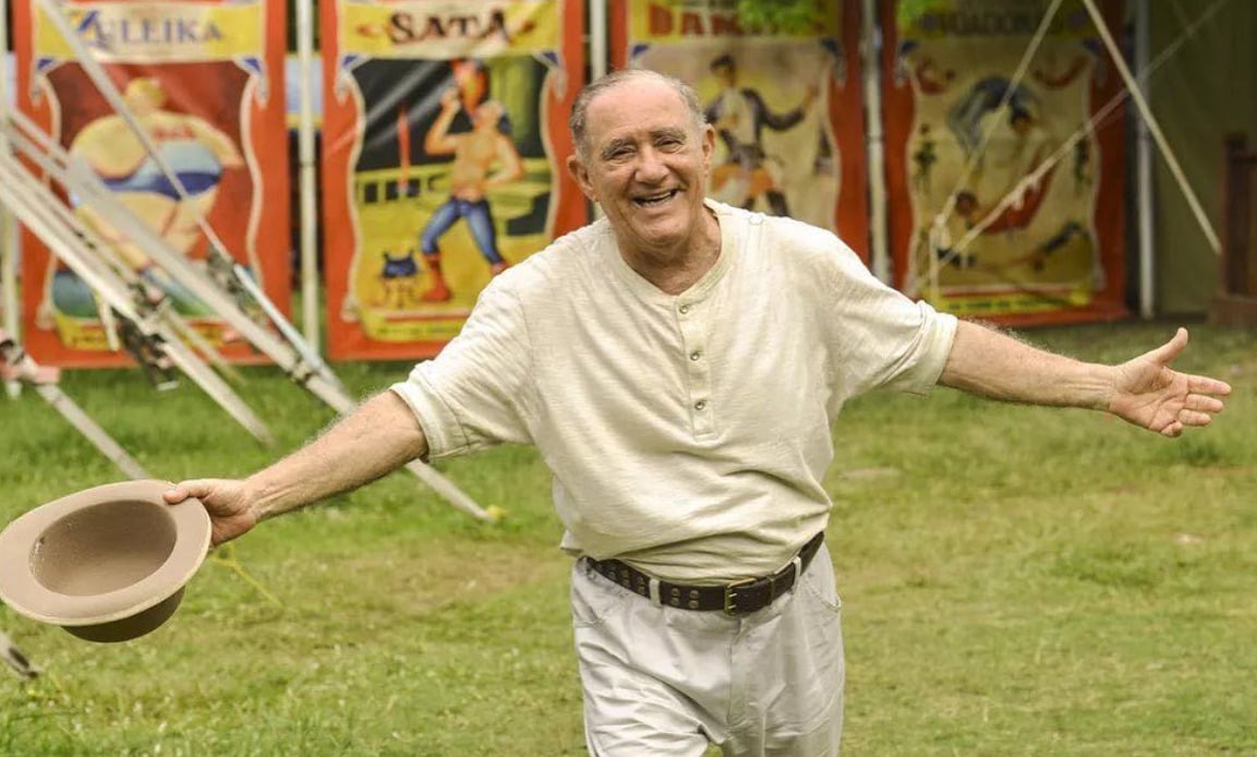 A escolha de Renato Aragão decorre de seu legado cultural e popular, reconhecendo sua contribuição para a arte e para o turismo nacional como figura querida e simbólica do Brasil.
