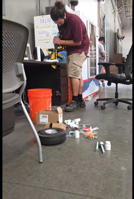 Ao retornar à loja de material de construções Home Depot com o projeto fracassado, os funcionários se solidarizaram e a ajudaram a criar uma cadeira personalizada para o cachorro, que custou menos de 100 dólares.