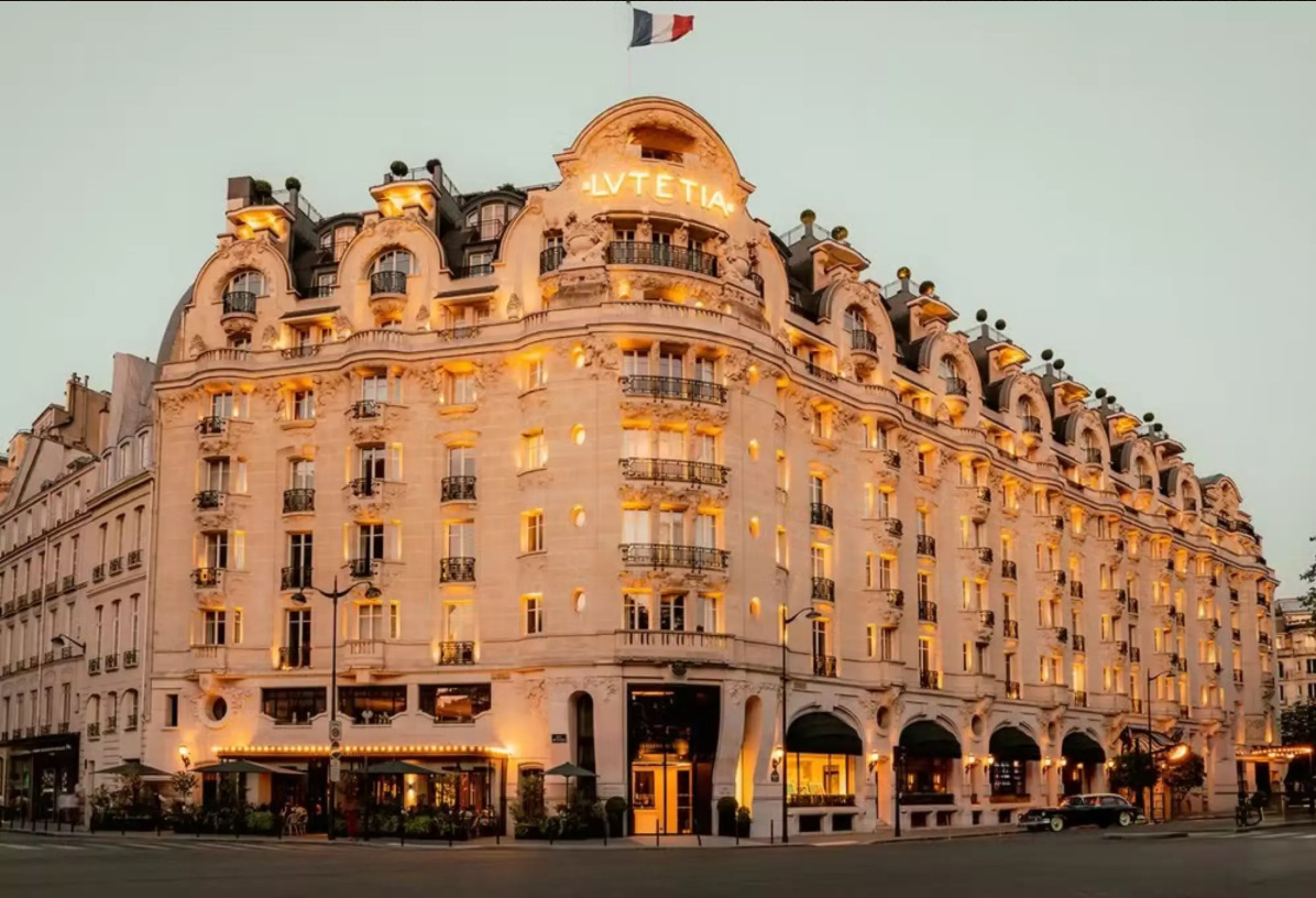 Inaugurado em 1910, o Lutetia combina Art Nouveau e Art Déco, com fachada ondulante, luminárias de vidro Murano e obras de artistas como César, Arman e Takis. A restauração mais recente, entre 2014 e 2018, conduzida pelo arquiteto Jean-Michel Wilmotte, manteve o charme clássico e acrescentou um toque contemporâneo de luxo.