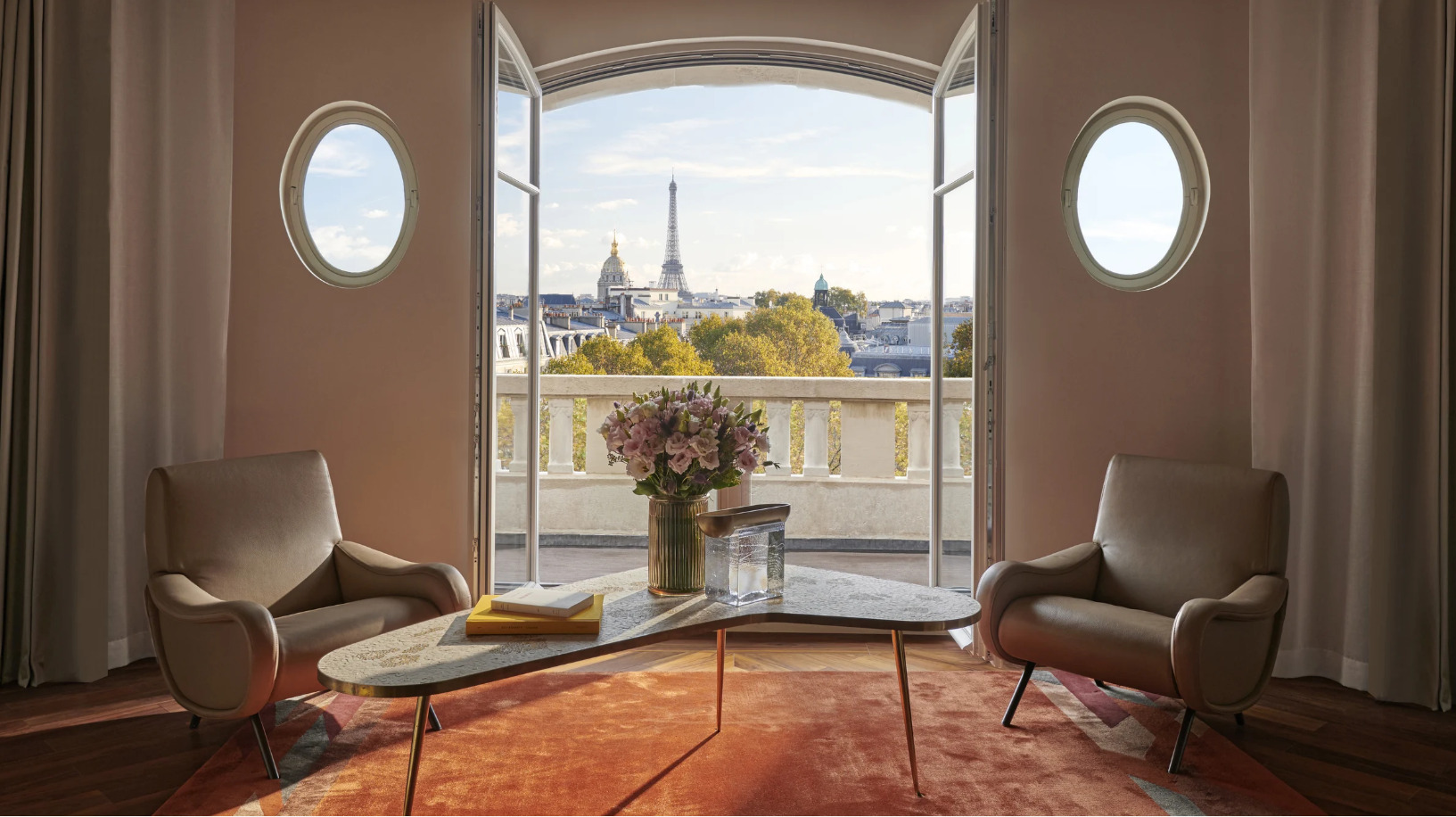 O hotel tambÃ©m conta com quatro restaurantes, spa e quartos com vista para a icÃŽnica torre Eiffel.