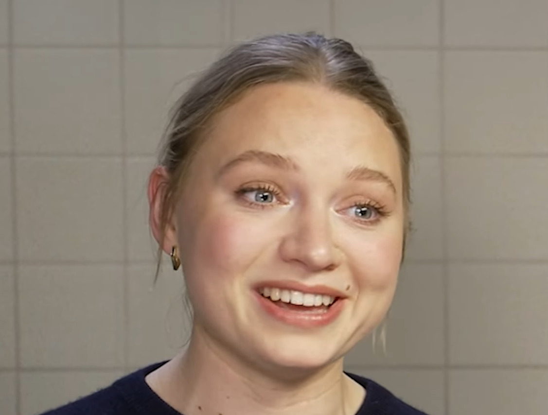 Mia, que cresceu protegida da exposição pública pelos pais, que preferiram afastá-la da indústria cinematográfica durante a infância, abandonou o sonho de ser bióloga marinha aos 13 anos e decidiu ser atriz. 