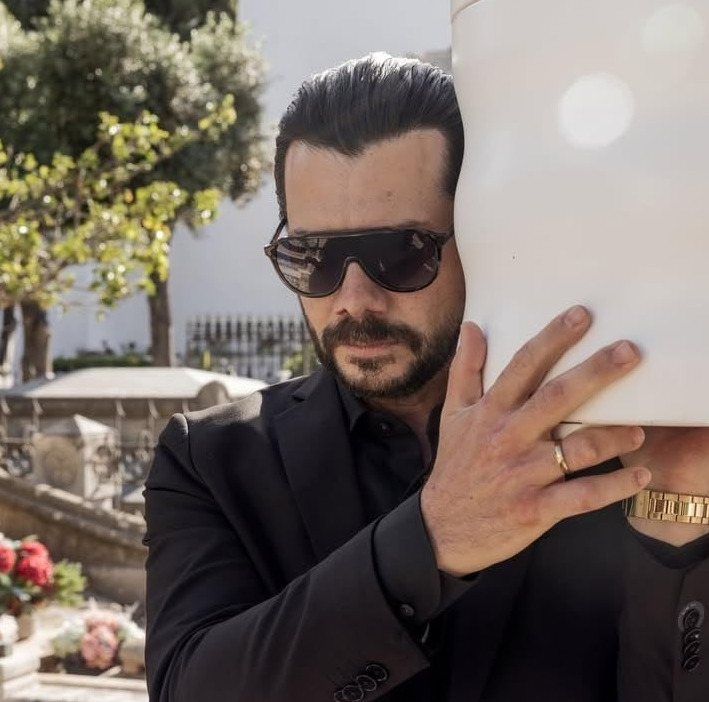 O que começa como uma busca pela verdade se transforma em uma história de vingança. Morte interpreta Rafael Salazar, pai de uma das garotas.
