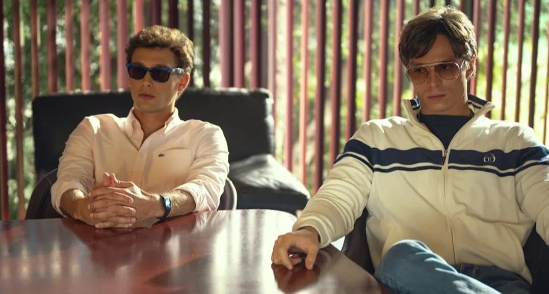 Os atores Cooper Koch, Nicholas Alexander Chavez e Javier Bardem interpretam, respectivamente, Erik Menéndez, Lyle Menéndez e José Menéndez.
