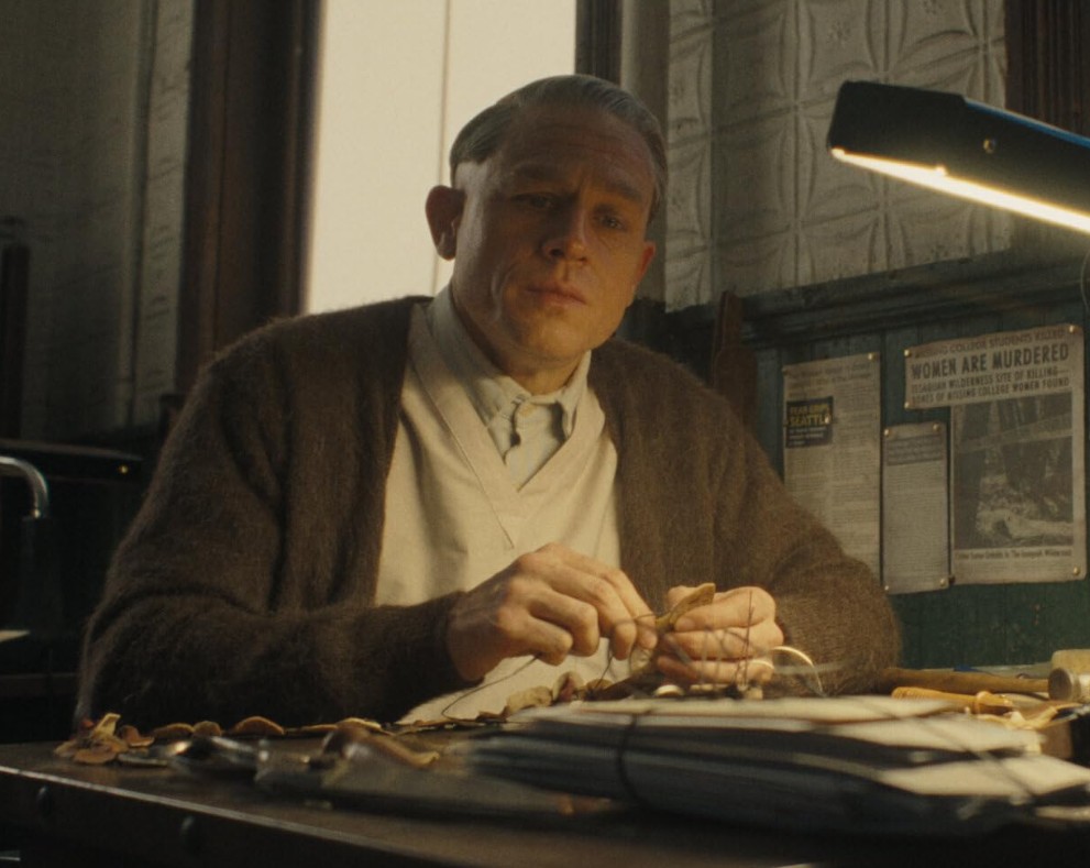 Com Charlie Hunnam no papel principal, a produção se destaca pela fotografia marcante e direção de arte detalhista. 
