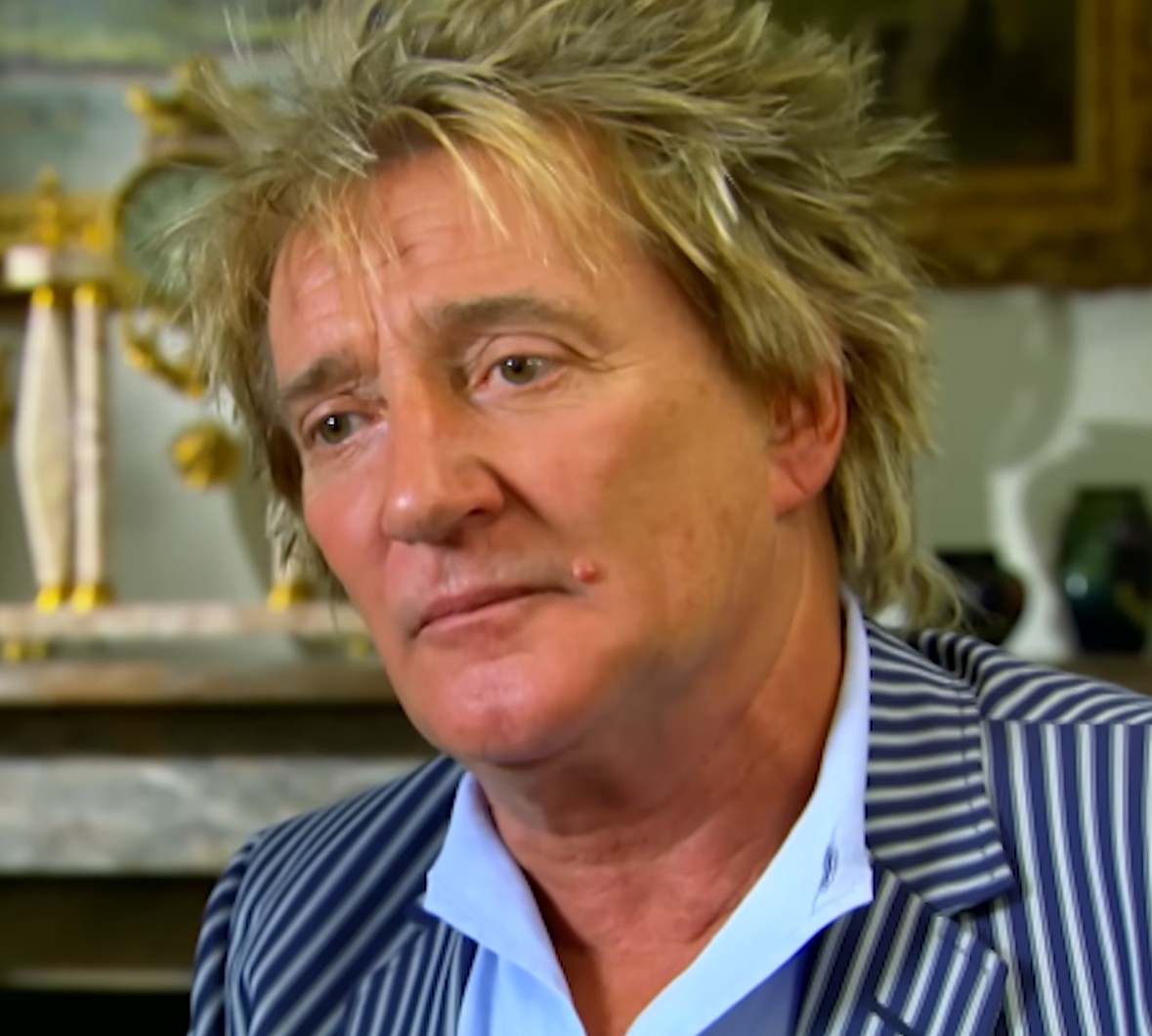 Rod Stewart - 10/01/1945 (80 anos). O cantor e compositor britânico de voz rouca é um dos ícones do rock, vencedor de 2 Grammy's. Em 2020, fez uma cirurgia de joelhos e está recuperado. Veio ao Brasil pela última vez em 2023.
