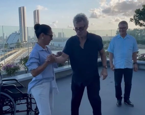Em recuperação, Carlinhos de Jesus emociona ao levantar de cadeira de rodas e dançar