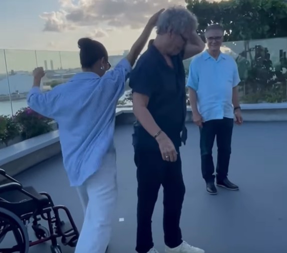 Durante o evento Mirante Dançante, realizado em Recife, Carlinhos já tinha surpreendido o público ao se levantar da cadeira de rodas,  emocionando a todos. 