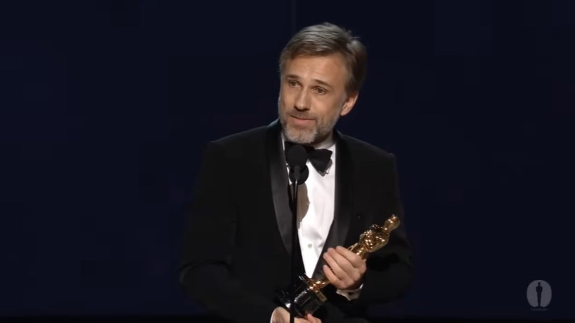 Por essa atuação recebeu o Oscar, o Globo de Ouro, o BAFTA de Melhor Ator Coadjuvante, entre outros reconhecimentos em 2010.
