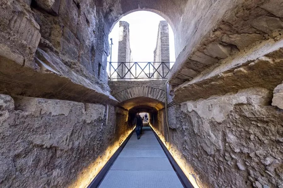 O corredor, localizado em Roma, ficou fechado durante as obras realizadas entre outubro de 2024 e setembro de 2025. O nome homenageia o imperador Cômodo, admirador das lutas de gladiadores, que morreu nas proximidades do local.