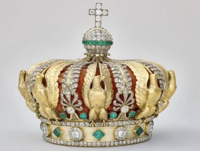 Uma coroa composta por 1.354 diamantes e 56 esmeraldas pertencente à imperatriz Eugênia, esposa de Napoleão III, foi encontrada danificada em uma rua de Paris após o roubo.
