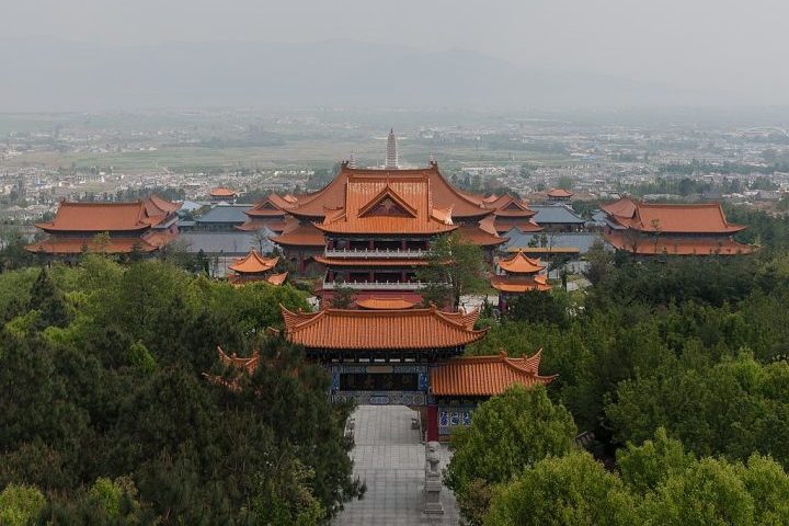 A província é reconhecida por sua rica diversidade étnica, abrigando um grande número de minorias, cujos costumes e culturas são preservados em muitas vilas.