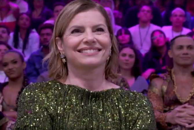 Sucesso em Vale Tudo, Debora Bloch se emociona com surpresa da família no Domingão