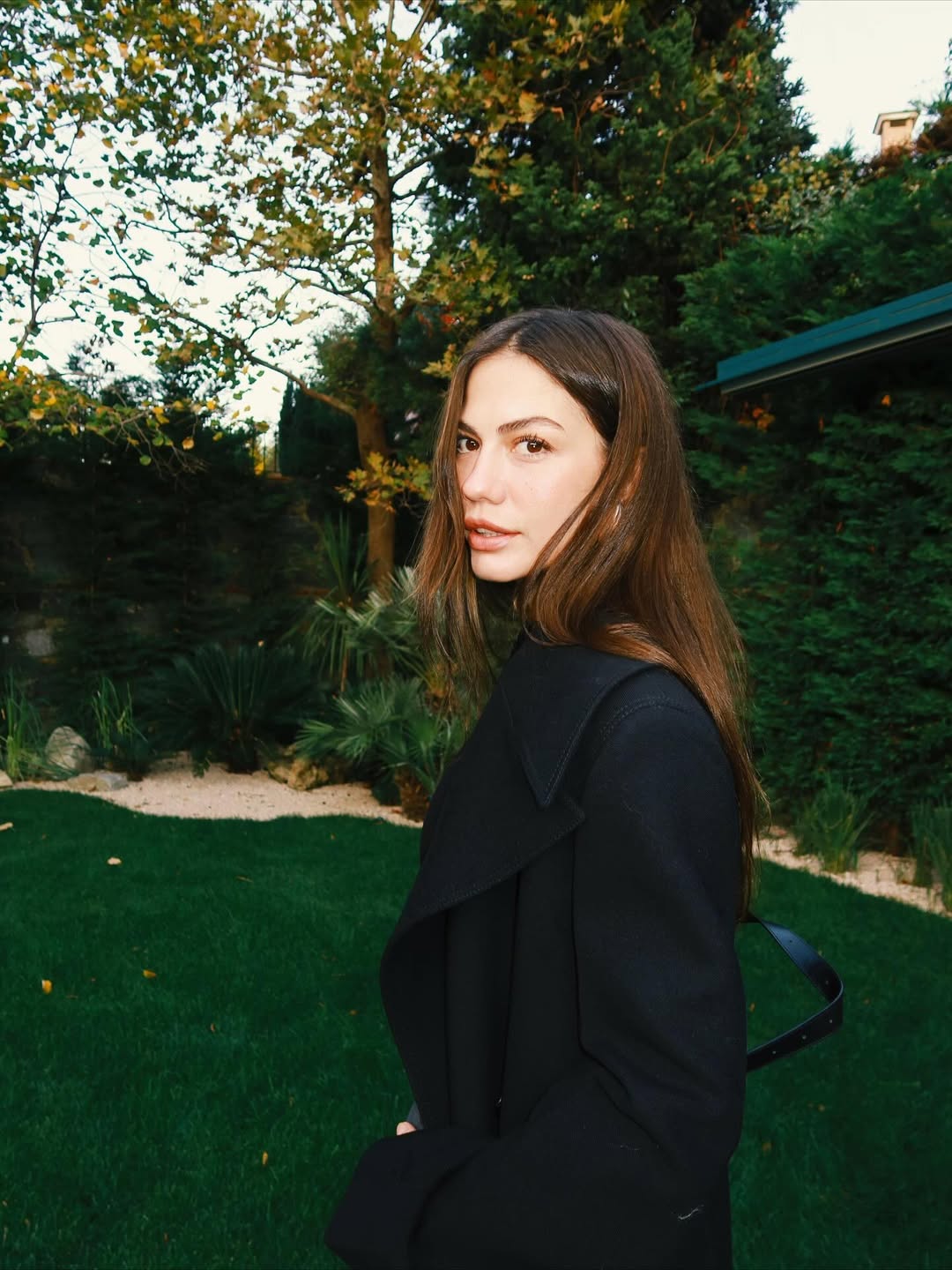 Demet Özdemir – Nascida em 26 de fevereiro de 1992, é uma das atrizes turcas mais conhecidas internacionalmente. Foi protagonista de “A Sonhadora” e “Meu Lar, Meu Destino”.
