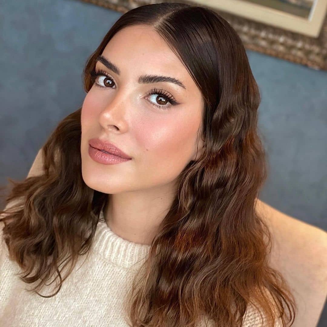 Deniz Baysal – Nascida em 5 de abril de 1991, é conhecida por seu trabalho no filme “Milagre na Cela 7” e nas novelas “Sra. Fazilet e Suas Filhas” e “Te?kilat”, nas quais formou par romântico com o ator Ça?lar Ertu?rul.
