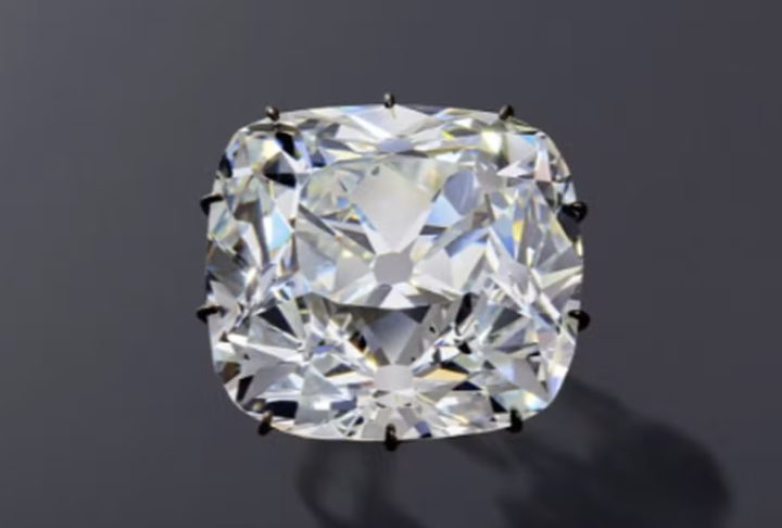 O famoso diamante Regent, avaliado em mais de US$ 60 milhões e também exposto na Galeria de Apolo, não foi levado.