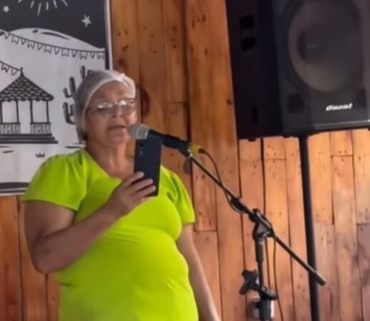 Caetano Veloso se emociona com vídeo de comerciante cantando “Força Estranha” em restaurante