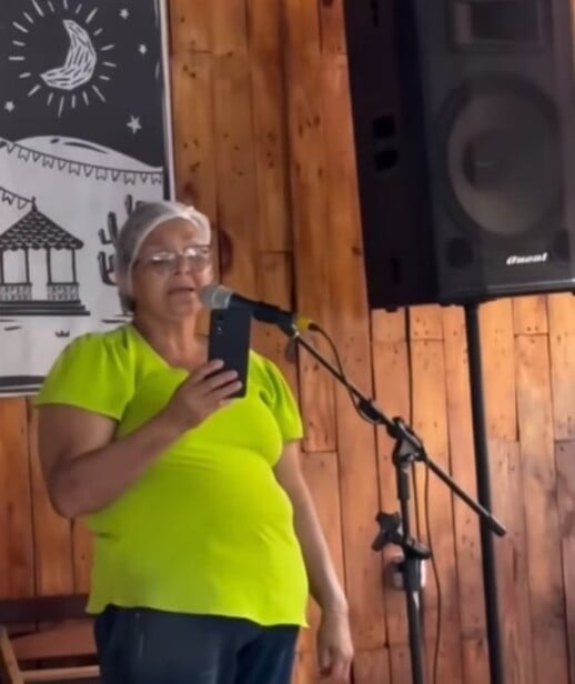 Caetano Veloso se emociona com vídeo de comerciante cantando “Força Estranha” em restaurante
