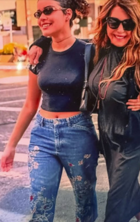 Na quarta-feira (10/10/2025), Elba Ramalho celebrou com carinho o aniversário da filha caçula, Maria Esperança. A jovem completou 19 anos e ganhou uma homenagem especial da mãe nas redes sociais. 