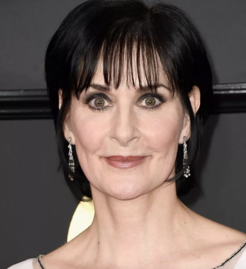 Enya — A cantora irlandesa é conhecida por levar uma vida muito reservada; fontes públicas e biografias indicam que Enya nunca se casou nem teve filhos, preferindo concentrar-se na carreira e na privacidade. 