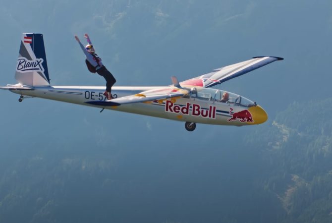 Alpinista desafia os limites e escala asas de planador em pleno voo